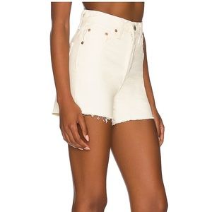 LEVI’S RIBCAGE SHORT IN HELLO IT'S ME
Size: 25